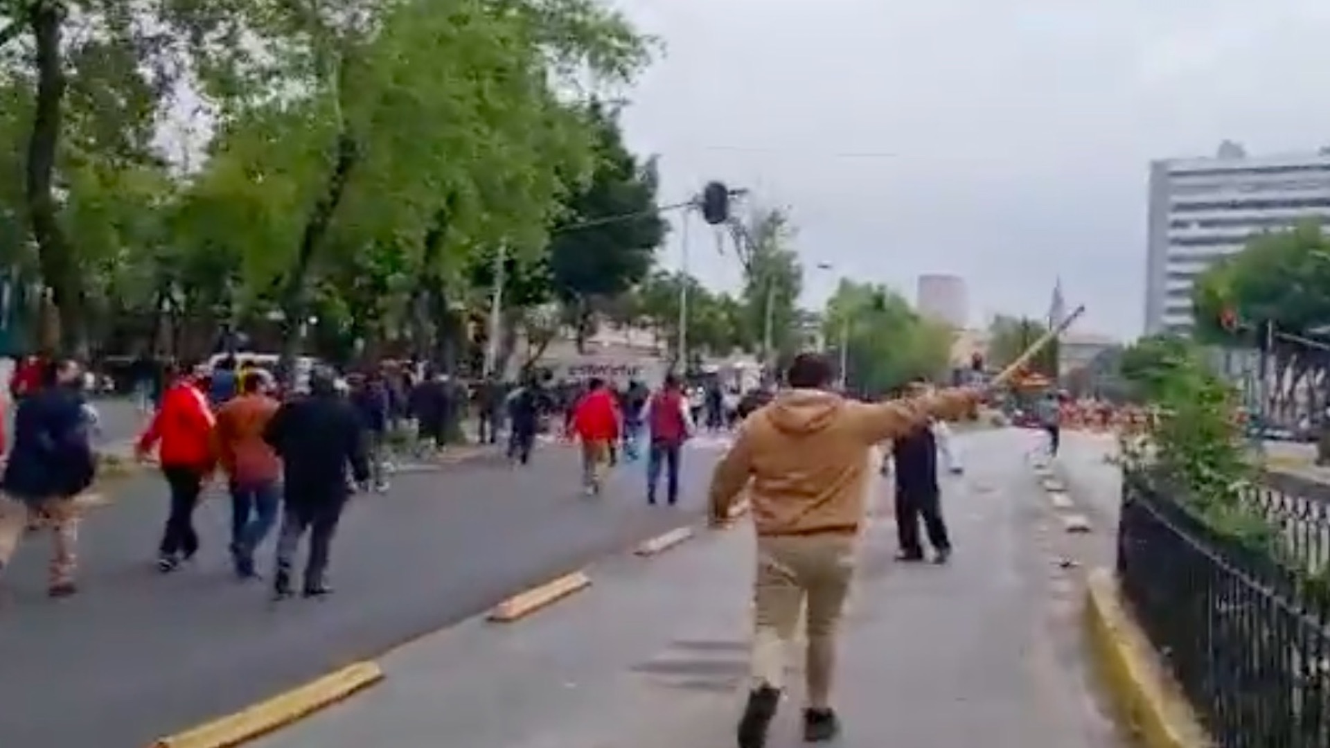 Militantes del PRI bloquean acceso a sede nacional; exigen la renuncia de Alejandro Moreno Militantes del PRI bloquean acceso a sede nacional; exigen la renuncia de Alejandro Moreno