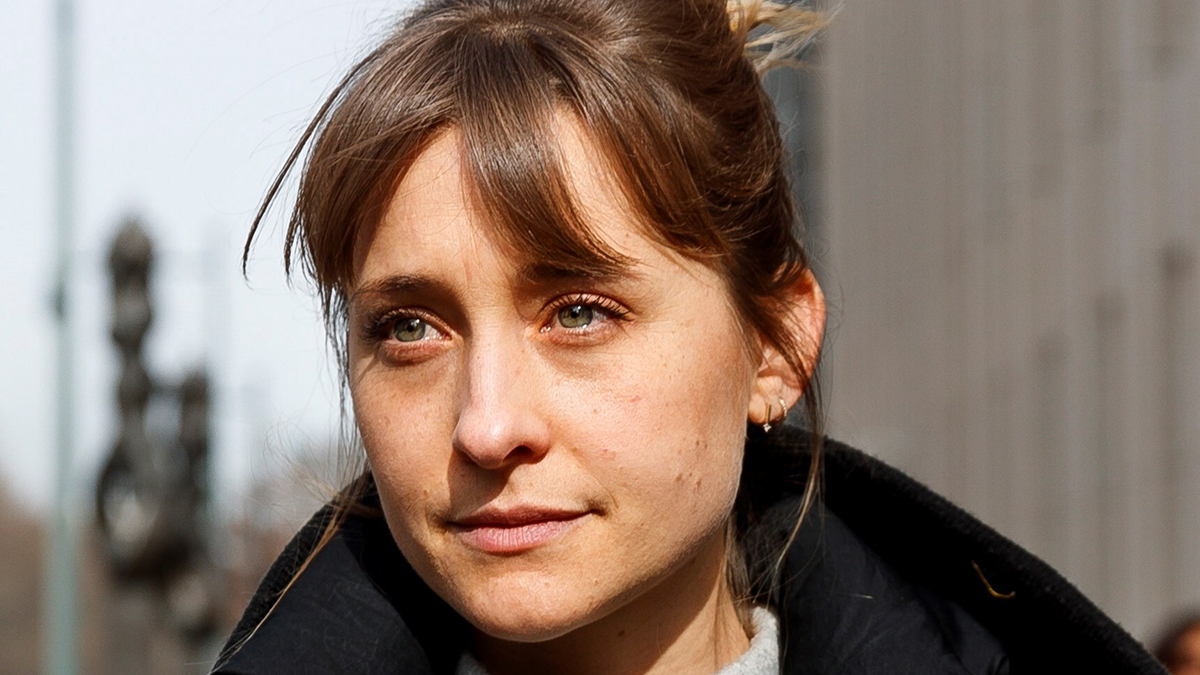 Dan tres años de cárcel a la actriz Allison Mack por caso Nxivm