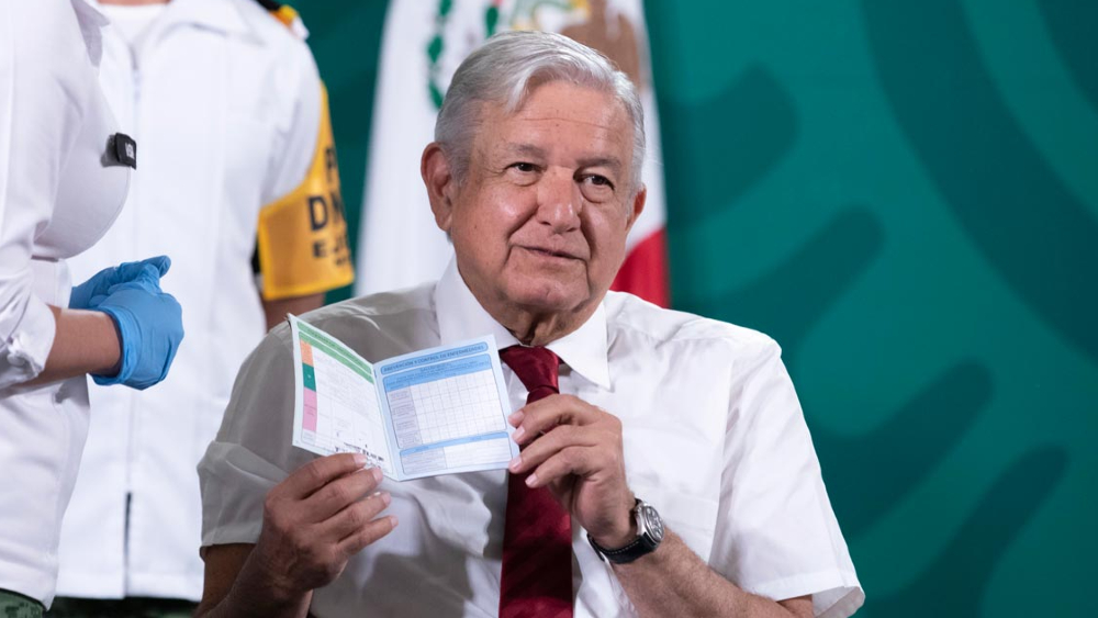 “Estoy al 100”, presume AMLO tras recibir segunda dosis de vacuna “Estoy al 100”, presume AMLO tras recibir segunda dosis de vacuna