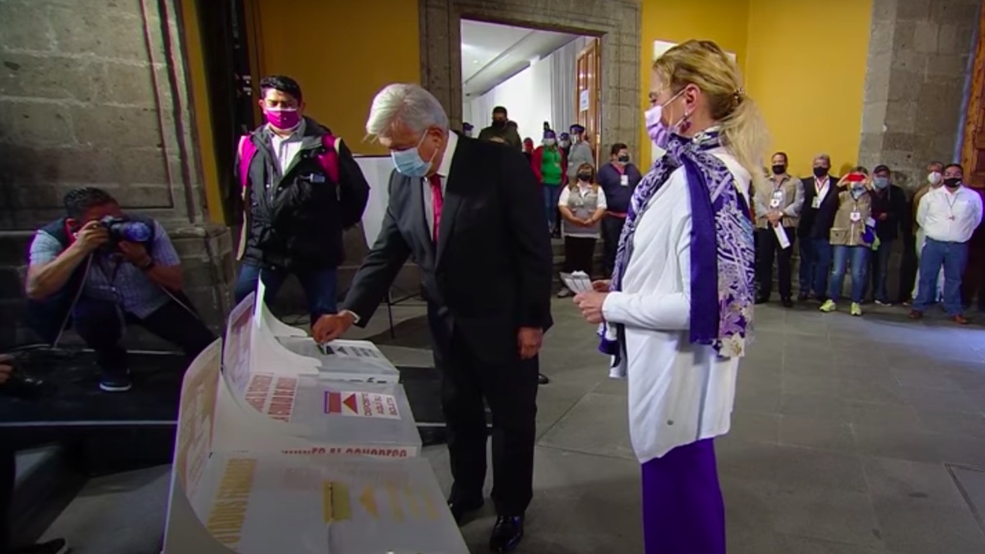 ¡Qué viva la democracia! AMLO emite su voto