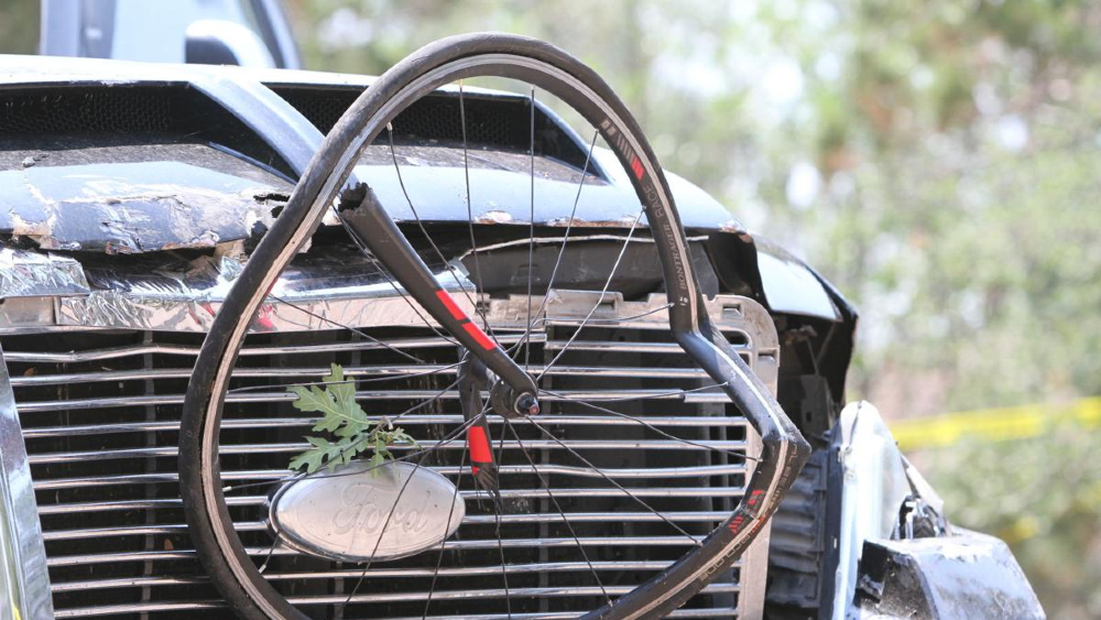 Conductor arrolla a ciclistas durante una carrera en Arizona