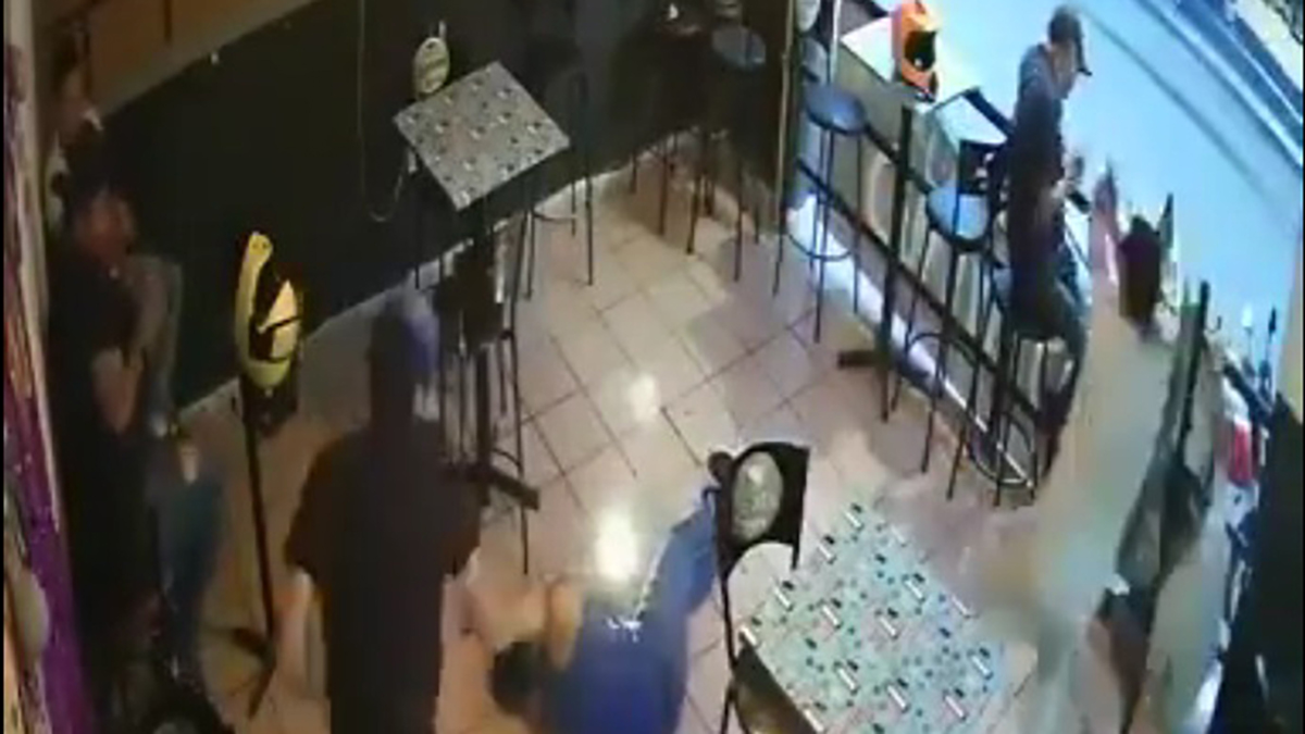 #Video Sujetos armados disparan a clientes en bar de Morelos; uno murió