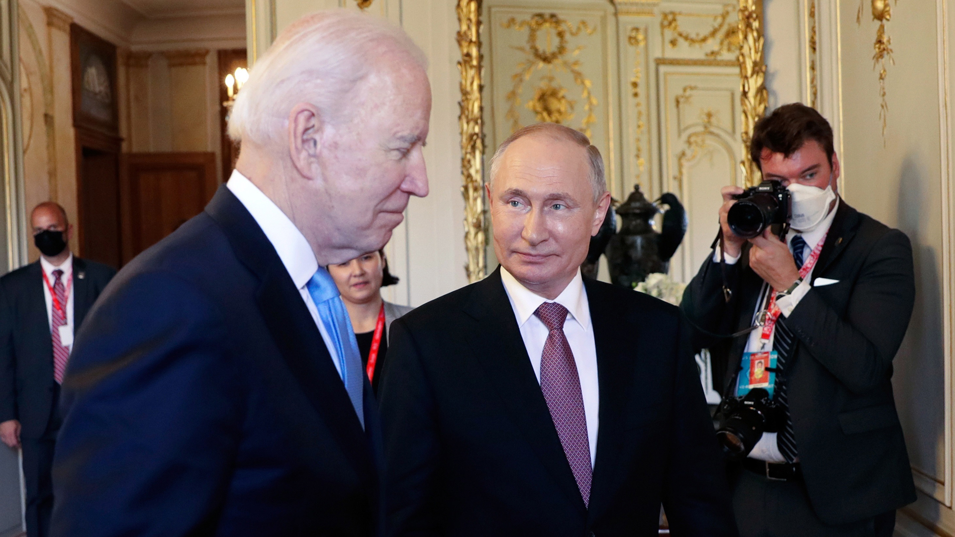 Apretón de manos y palabras corteses entre Biden y Putin al inicio de cumbre