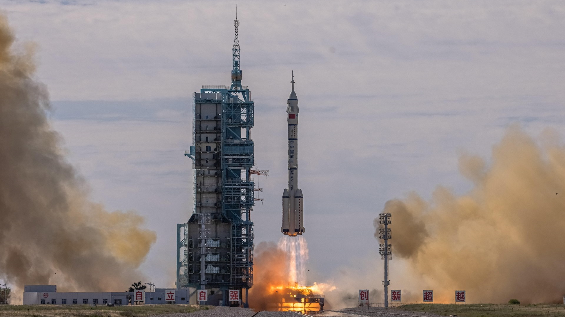 China confirma que lanzamiento al espacio de nave tripulada ha sido un éxito