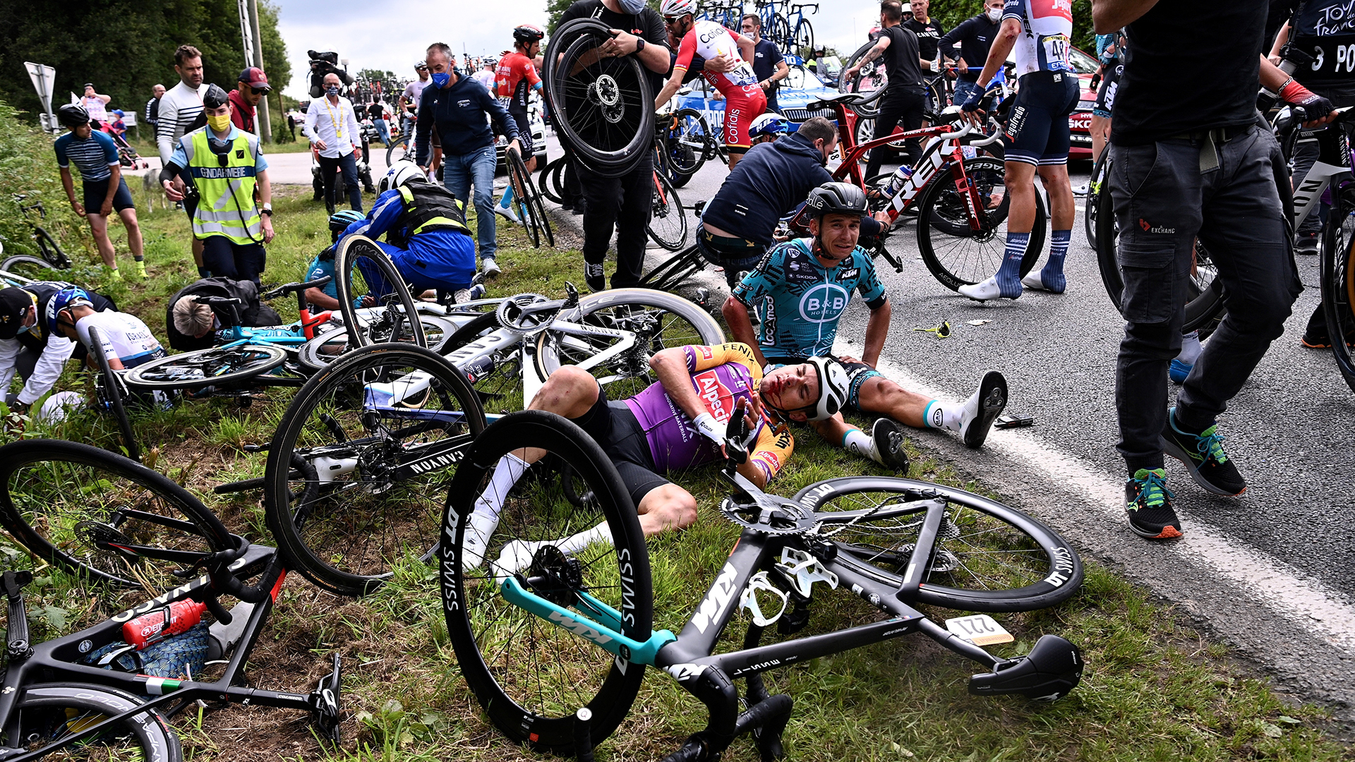 #Video Aficionada provoca caída de ciclistas en Tour de Francia - ciclistas-victimas-de-caida-durante-tour-de-francia