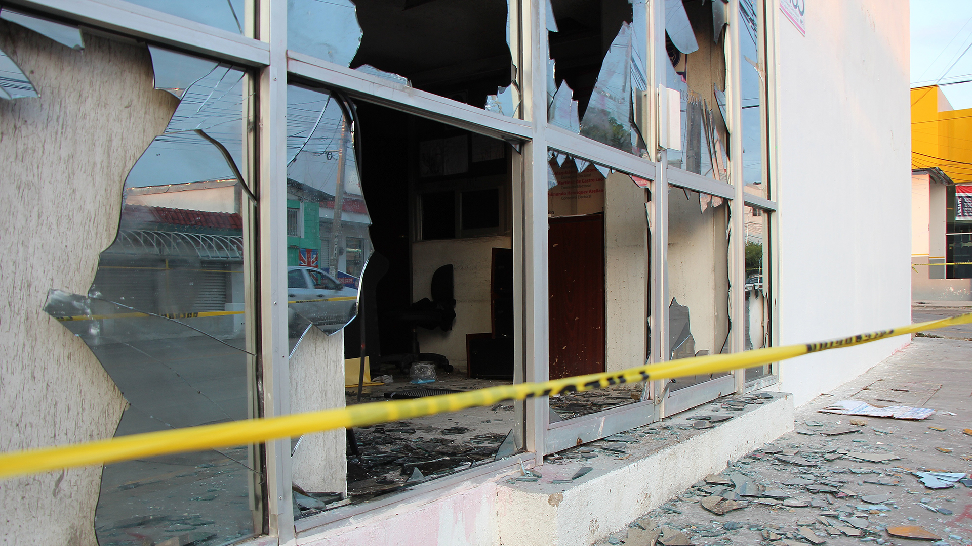 Supuestos normalistas vandalizan instituto electoral de Chiapas