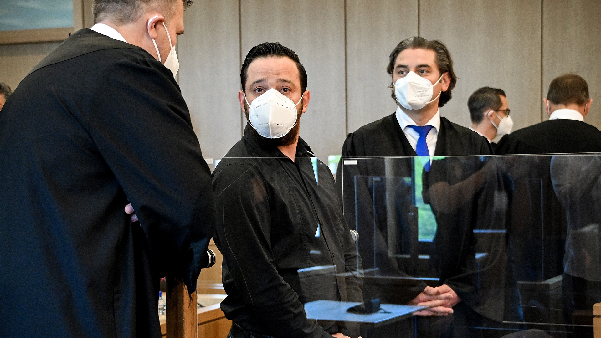 Acusan a exjugador de la Bundesliga alemana por narcotráfico - deniz-naki-en-tribunal-para-escuchar-acusaciones-en-su-contra