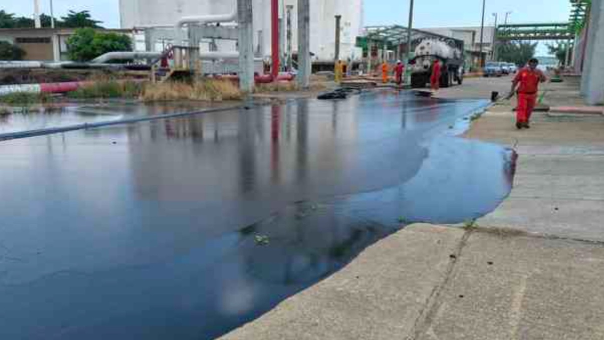 Derrame de hidrocarburo afecta a laguna en Pajaritos, Veracruz