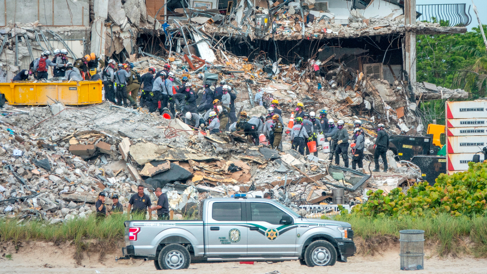 Hallan cuatro cuerpos más entre escombros de edificio en Miami; suman 64 víctimas