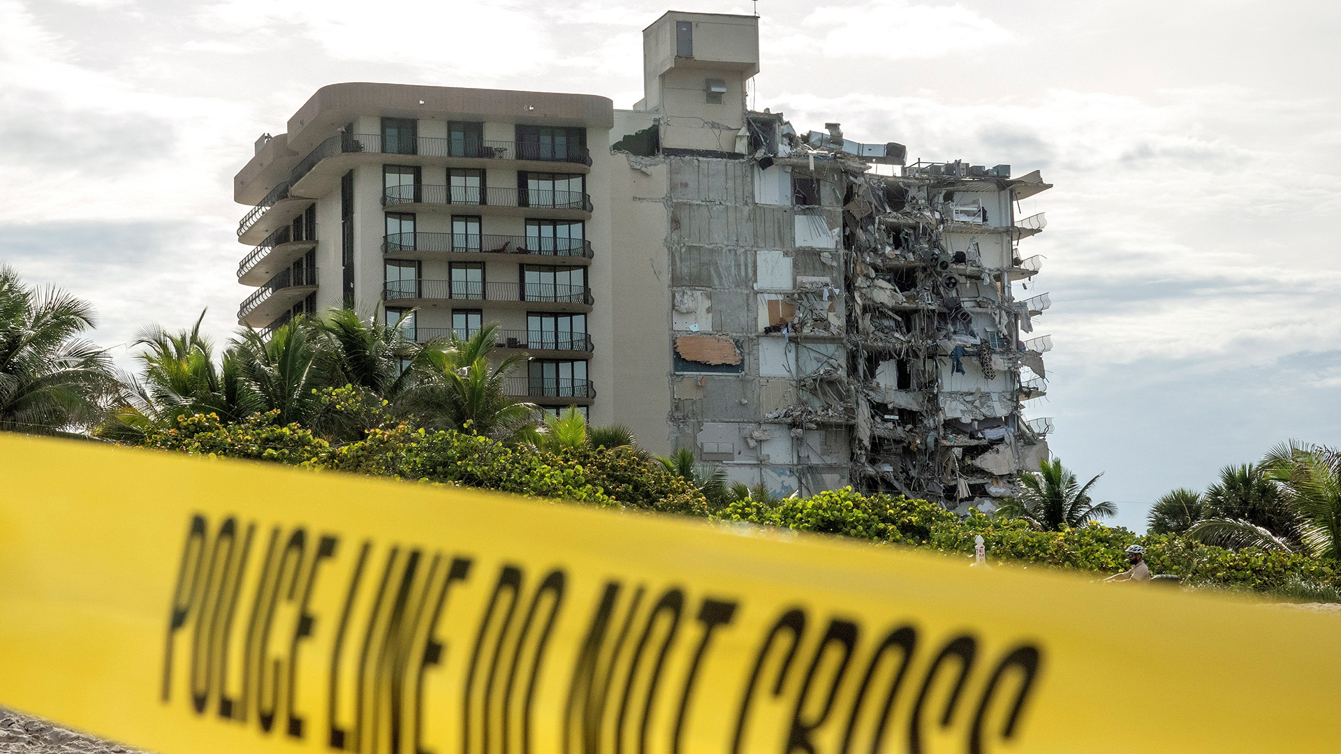 Rescatista halla el cuerpo de su hija entre escombros de edificio derrumbado en Miami - edificio-parcialmente-derrumbado-en-miami