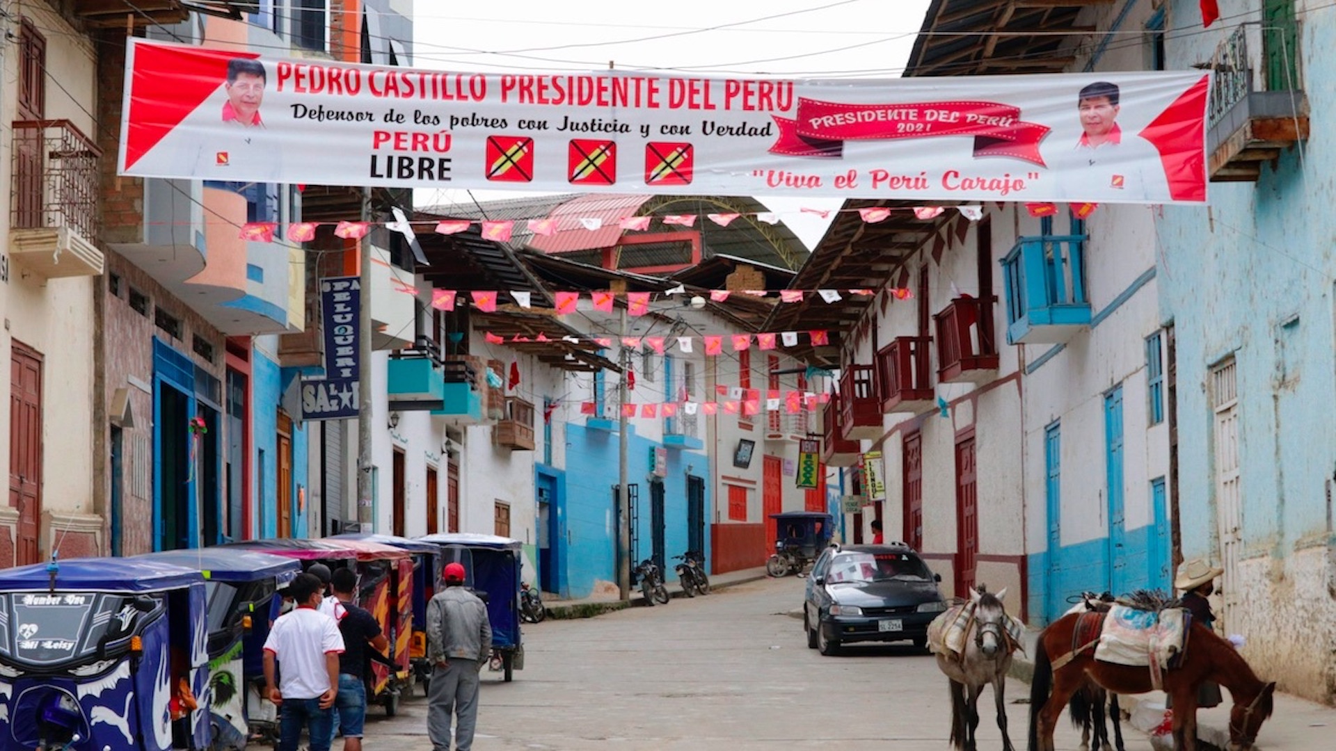 Perú elige entre cambiar a la izquierda o mantener su modelo político