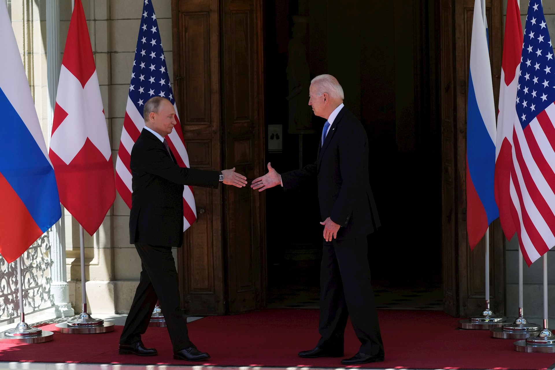 Apretón de manos y palabras corteses entre Biden y Putin al inicio de cumbre - empieza-la-cumbre-entre-joe-biden-y-vladimir-putin-en-ginebra