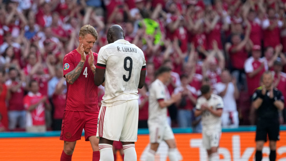 #Video Jugadores y aficionados rinden sentido homenaje a Eriksen