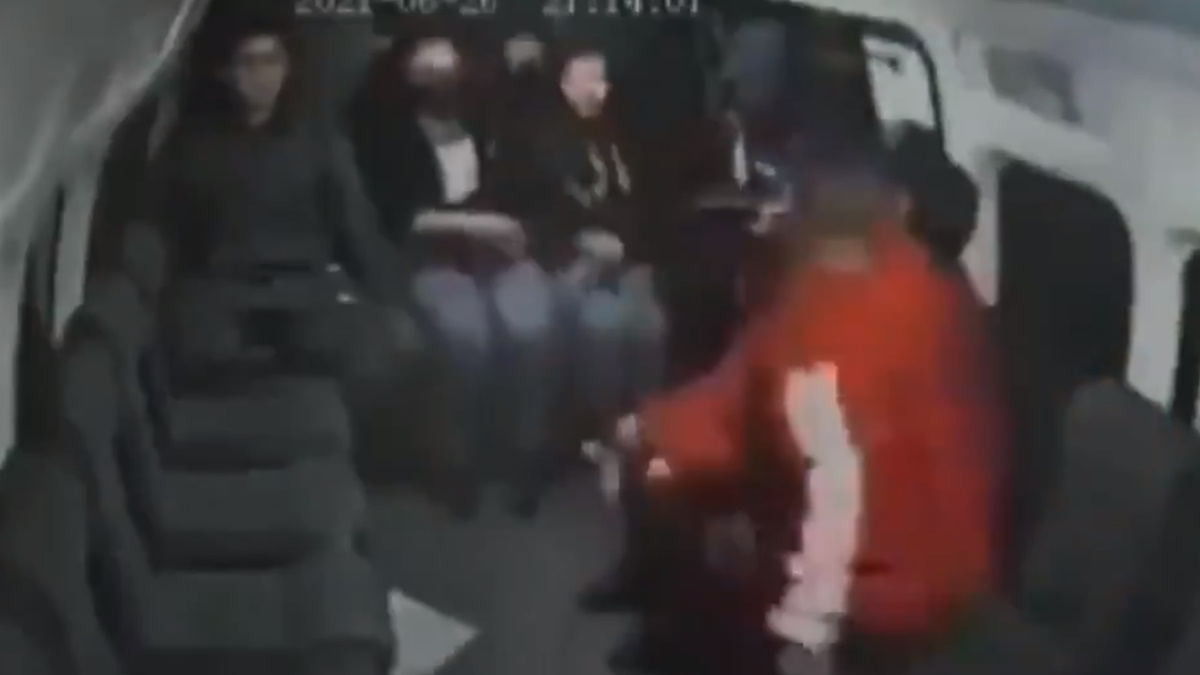 Sujeto asalta a pasajeros de combi en Los Reyes; pide a niño que le pase un celular