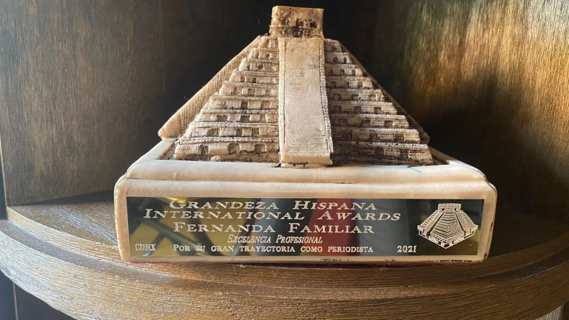 Grandeza Hispana entrega premio a Fernanda Familiar - fernanda-familiar-premio-grandeza-hispana-international-awards