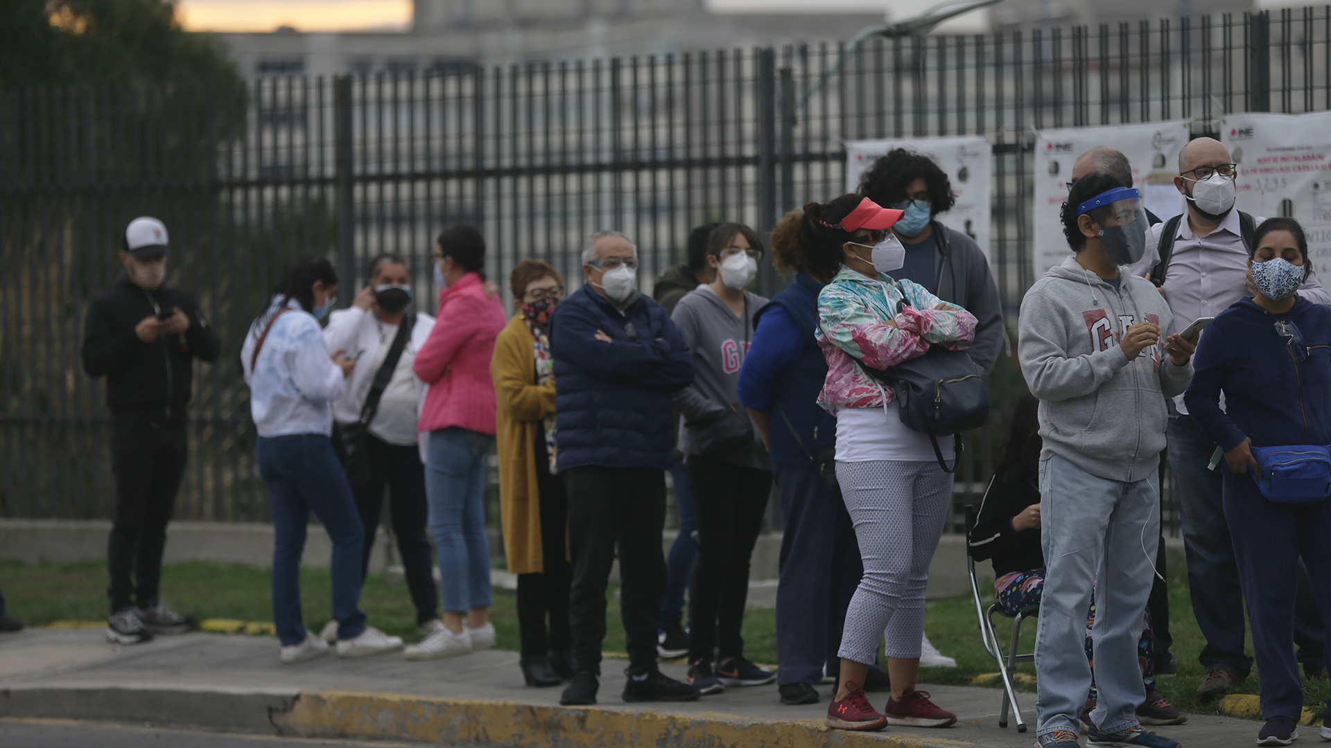 Con algunos retrasos en casillas, arranca jornada electoral; ciudadanía elige más de 20 mil cargos públicos - fila-para-ingresar-a-casilla-electoral-y-emitir-voto-en-elecciones-2021