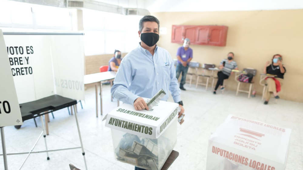 Gobernador García Cabeza de Vaca vota en Reynosa, Tamaulipas