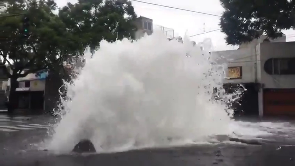 #Video Fuga de agua en Canal de Miramontes lleva más de 12 horas #Video Fuga de agua en Canal de Miramontes lleva más de 12 horas