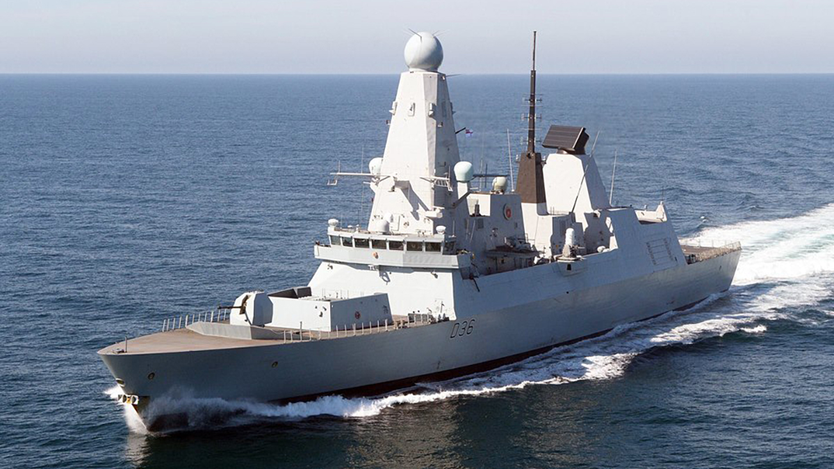 Rusia informa disparos de advertencia contra destructor británico; Reino Unido los niega