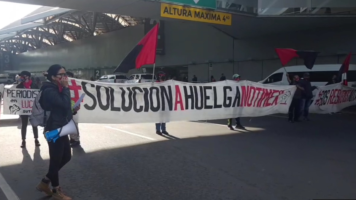 Trabajadores de Notimex bloquean acceso a Terminal 1 del AICM