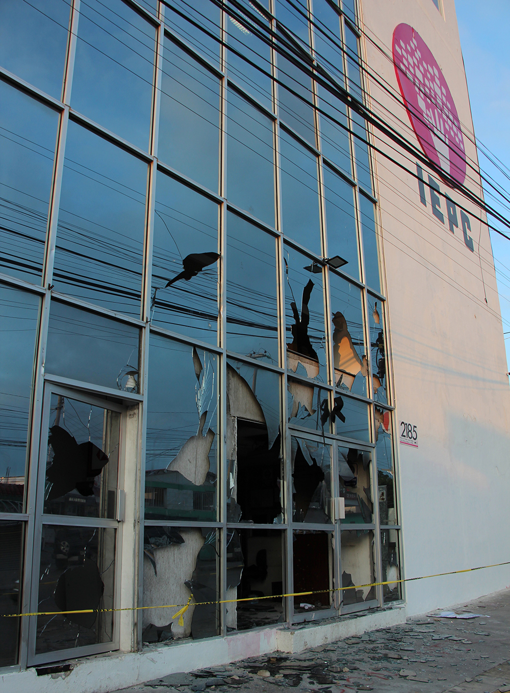 Supuestos normalistas vandalizan instituto electoral de Chiapas - iepc-de-chiapas-vandalizado-por-supuestos-normalistas