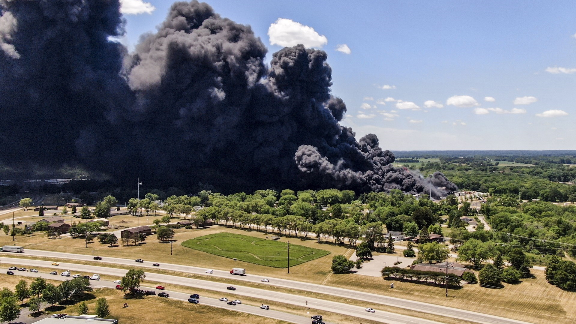 Desalojan a cientos de personas tras explosión en planta industrial en Illinois