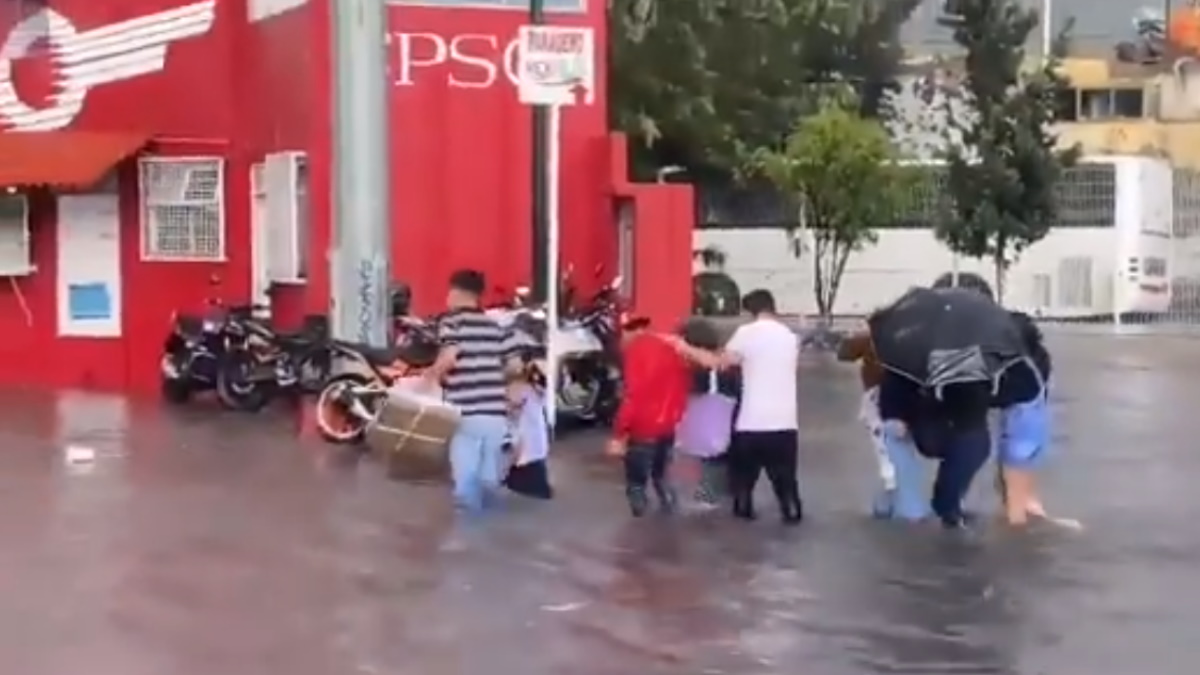 Fuertes lluvias inundan Avenida Insurgentes Norte, a la altura de Indios Verdes