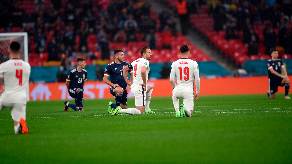 #Video Sonora ovación en Wembley al gesto contra el racismo