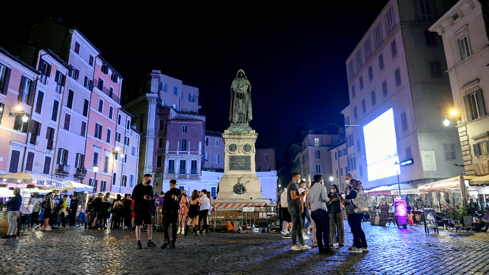 Italia elimina obligación de llevar mascarilla en espacios abiertos