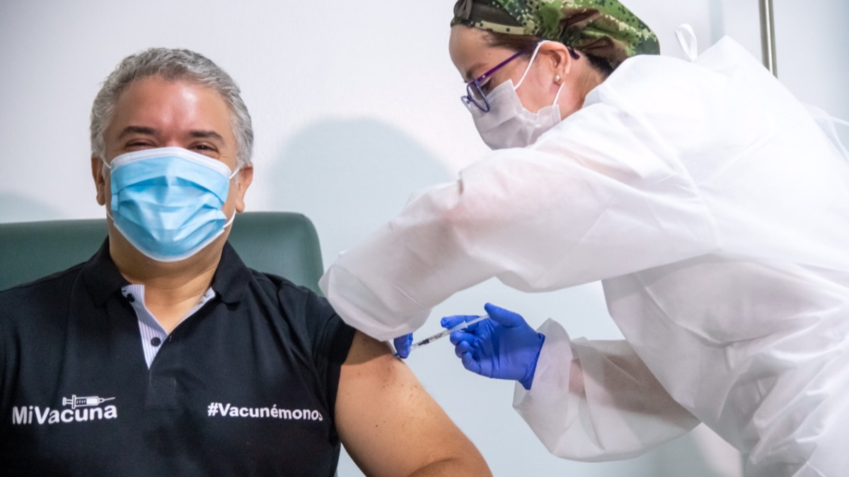 Presidente de Colombia recibe primera dosis de vacuna contra COVID-19