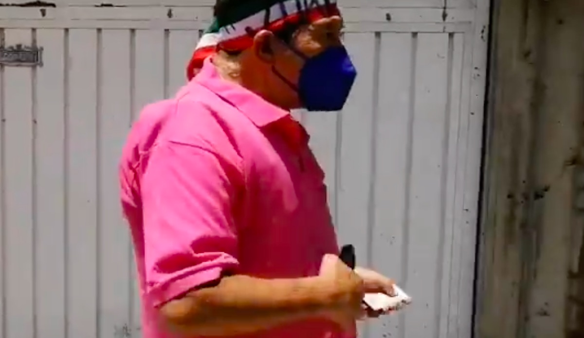 #Video Juanito acude a votar usando chaleco antibalas