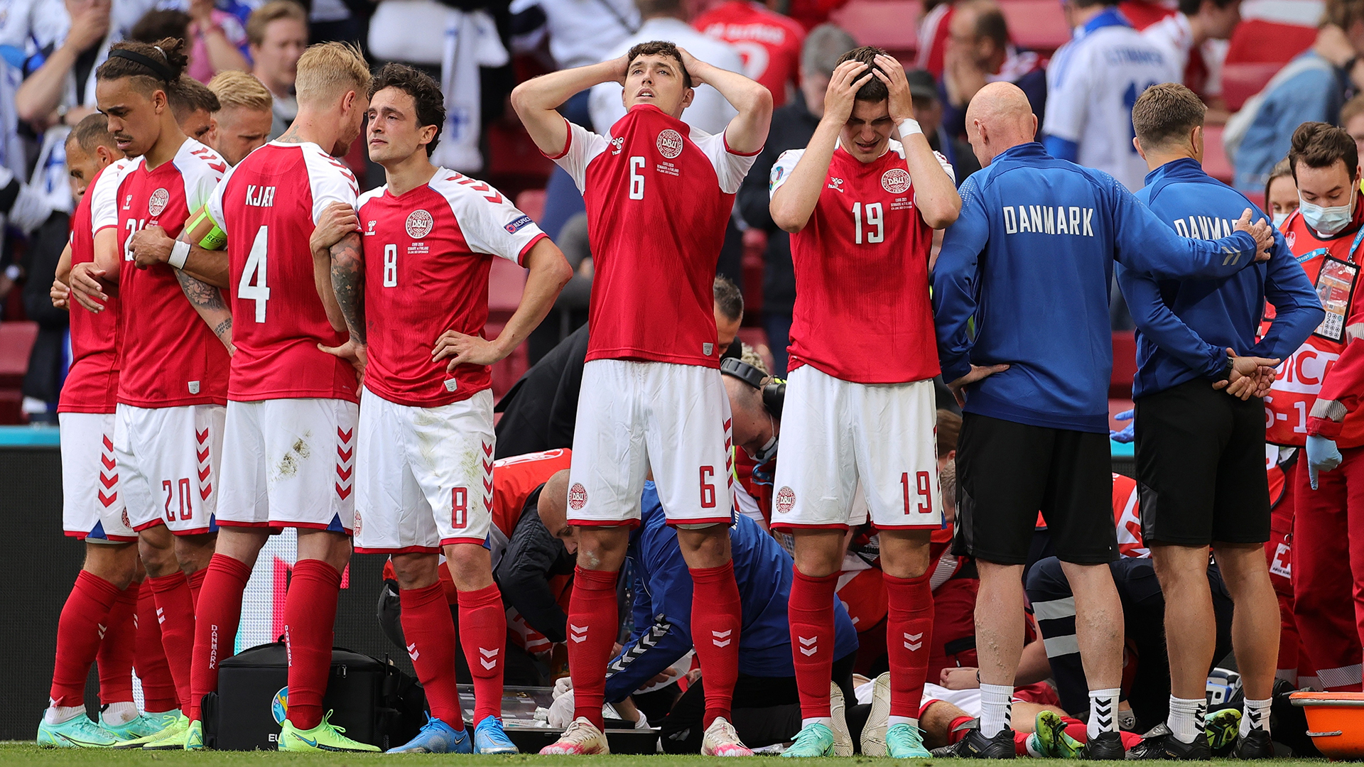 Eriksen seguirá en el hospital hasta conocerse causa de su desvanecimiento - jugadores-de-la-seleccion-de-dinamarca-rodean-a-eriksen-mientras-es-atendido-por-personal-medico