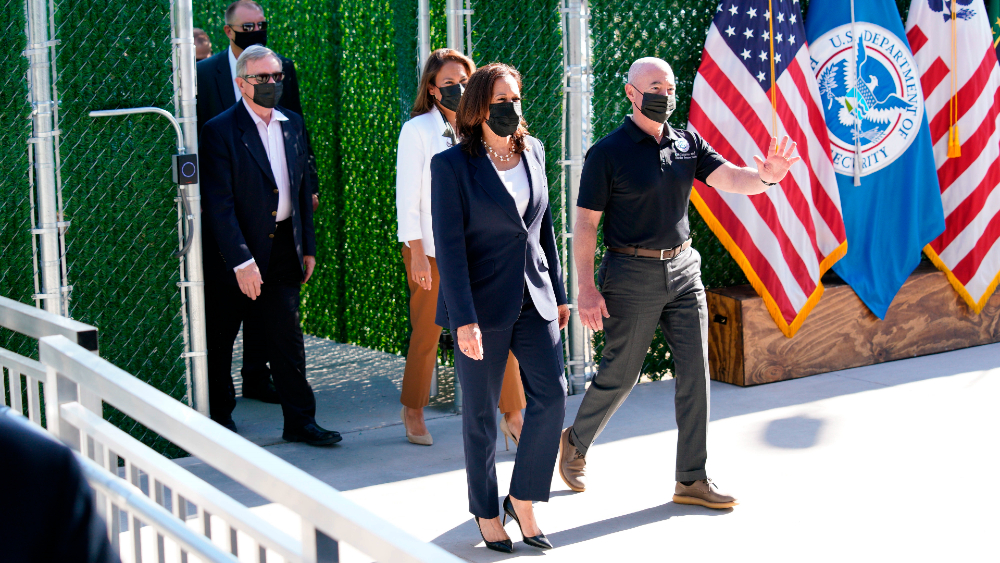 Kamala Harris se reúne con niñas migrantes y visita puerto de entrada en frontera