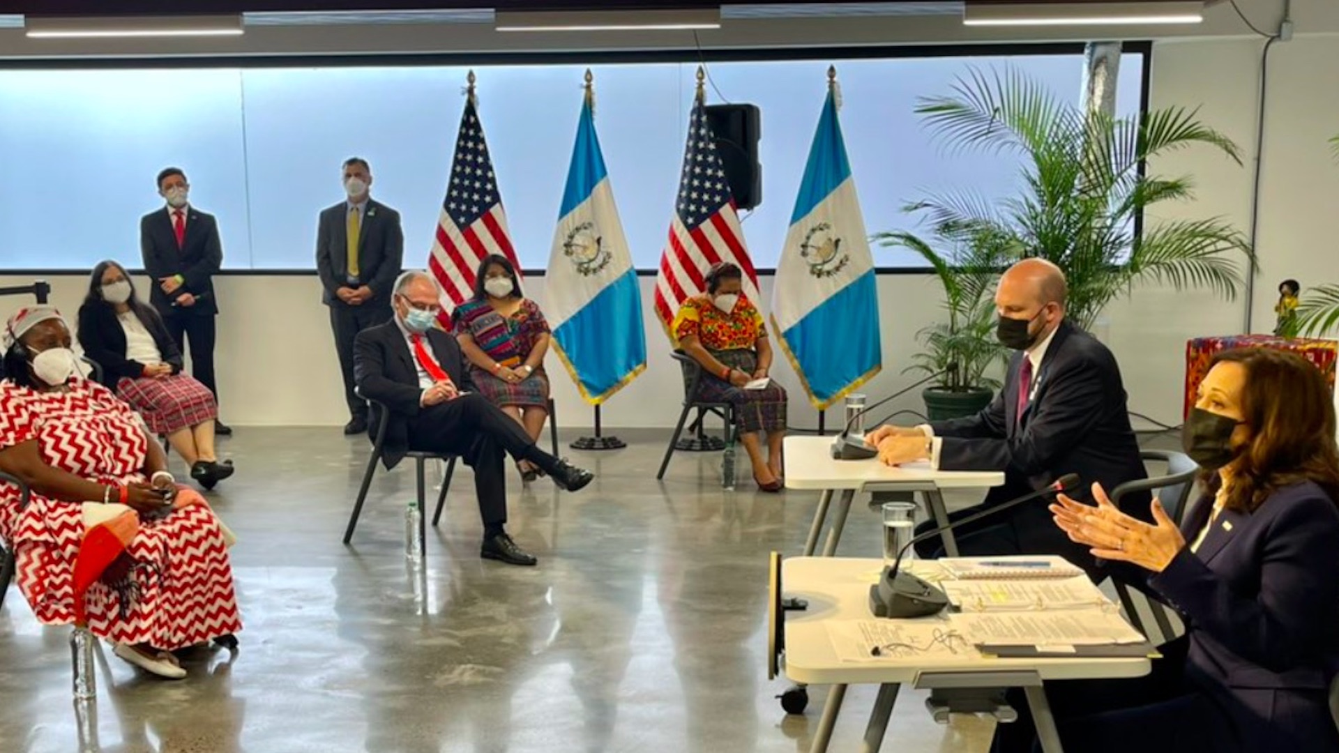 Kamala Harris se reúne con Rigoberta Menchú y líderes sociales de Guatemala