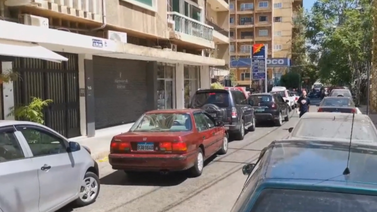 Colas kilométricas para repostar en Beirut en medio de creciente escasez