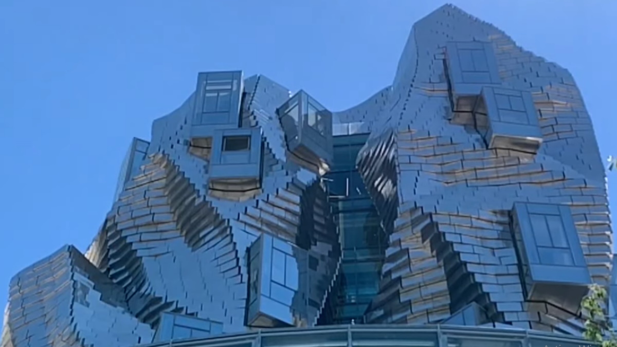 La nueva torre de Gehry brilla bajo el sol de Provenza