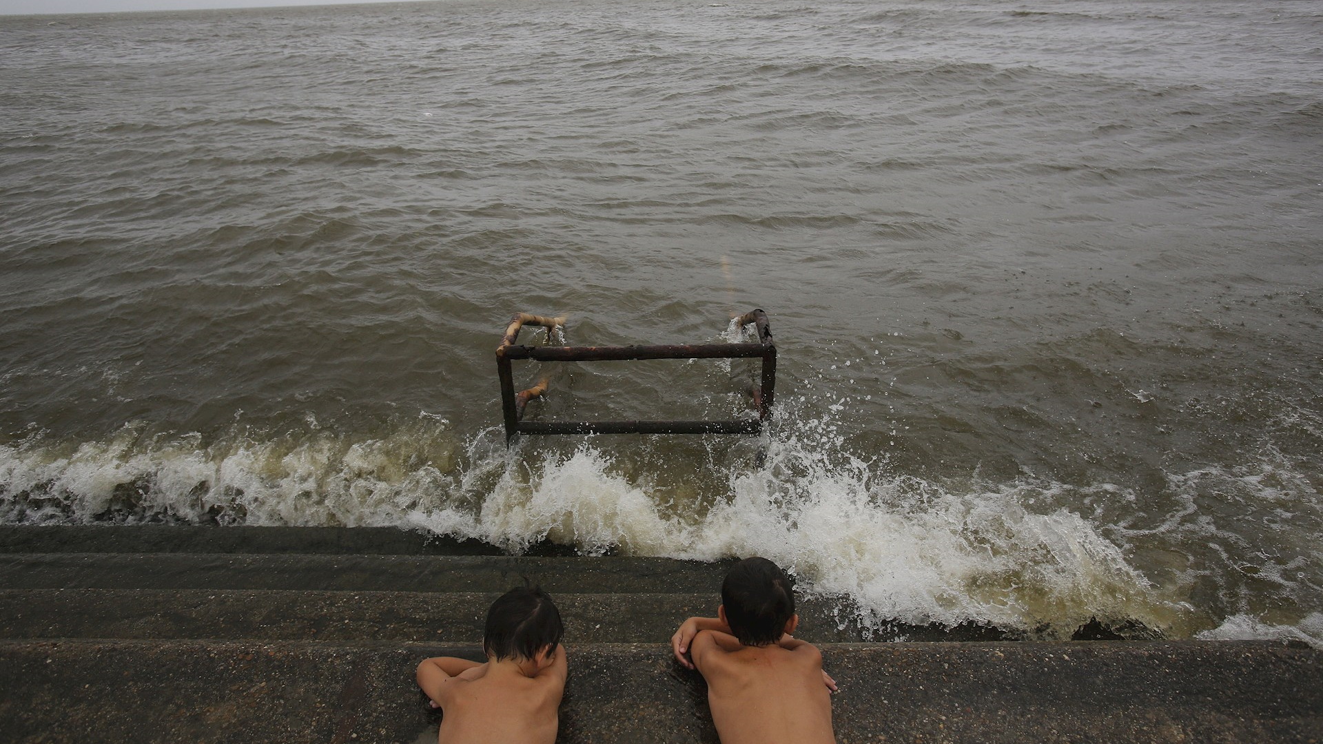 Potencial tormenta tropical azota con lluvia y viento las costas de EE.UU.