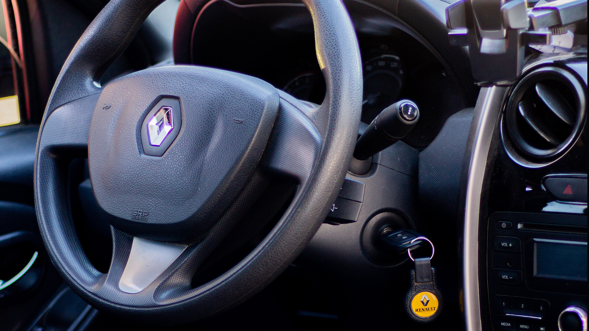 Imputan en Francia a Renault por ‘engaño’ en control de emisiones contaminantes