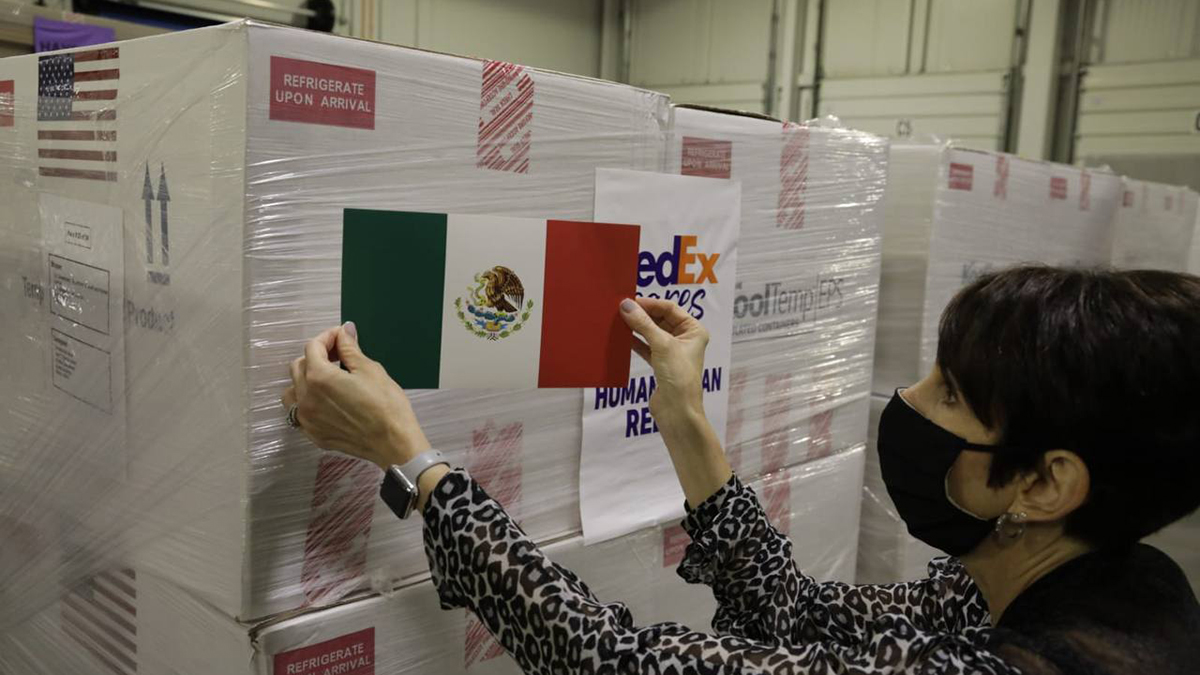 Llegan 1.3 millones de vacunas donadas por EE.UU.; México solicitará otro millón de dosis Llegan 1.3 millones de vacunas donadas por EE.UU.; México solicitará otro millón de dosis
