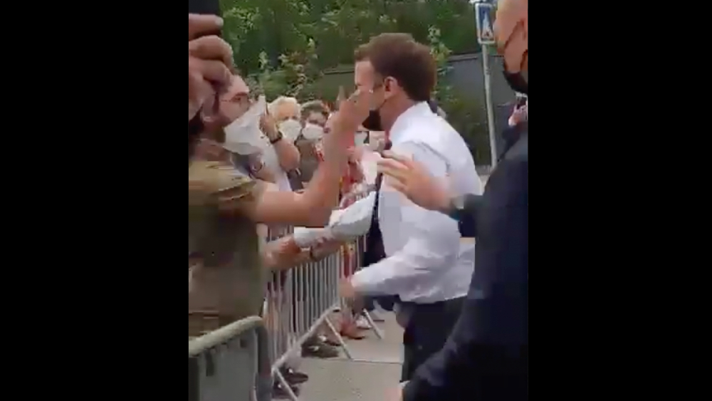 #Video Emmanuel Macron es abofeteado durante un viaje oficial