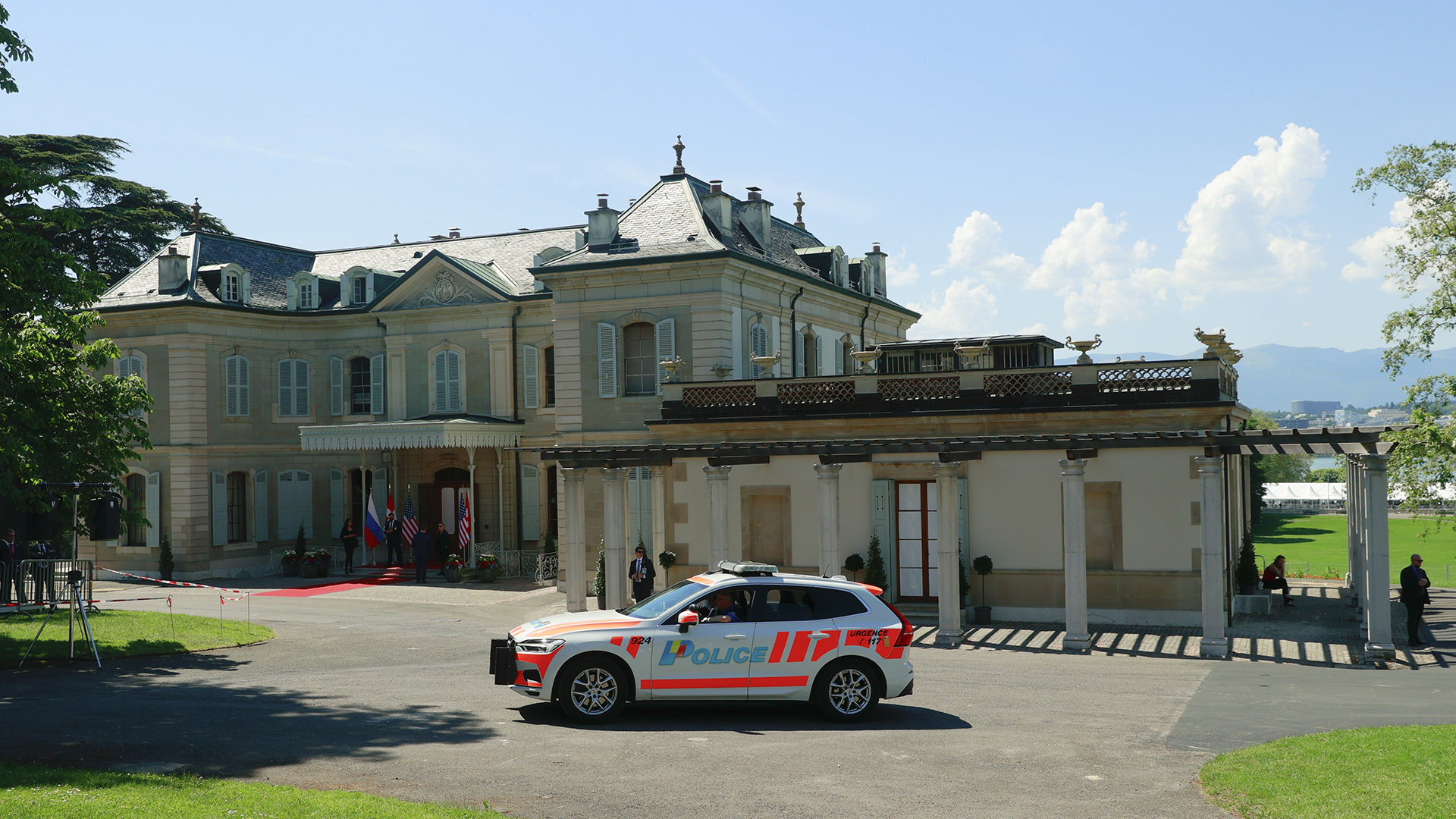 Apretón de manos y palabras corteses entre Biden y Putin al inicio de cumbre - mansion-villa-la-grande