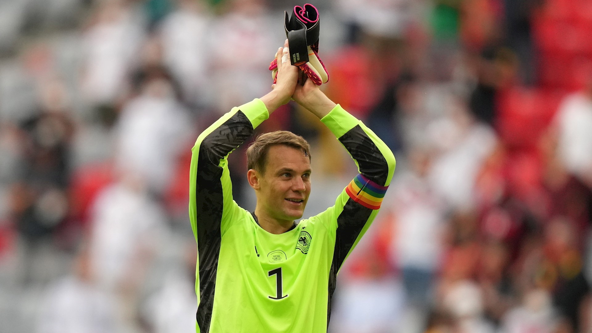 Manuel Neuer no será sancionado por llevar brazalete arcoíris a partidos