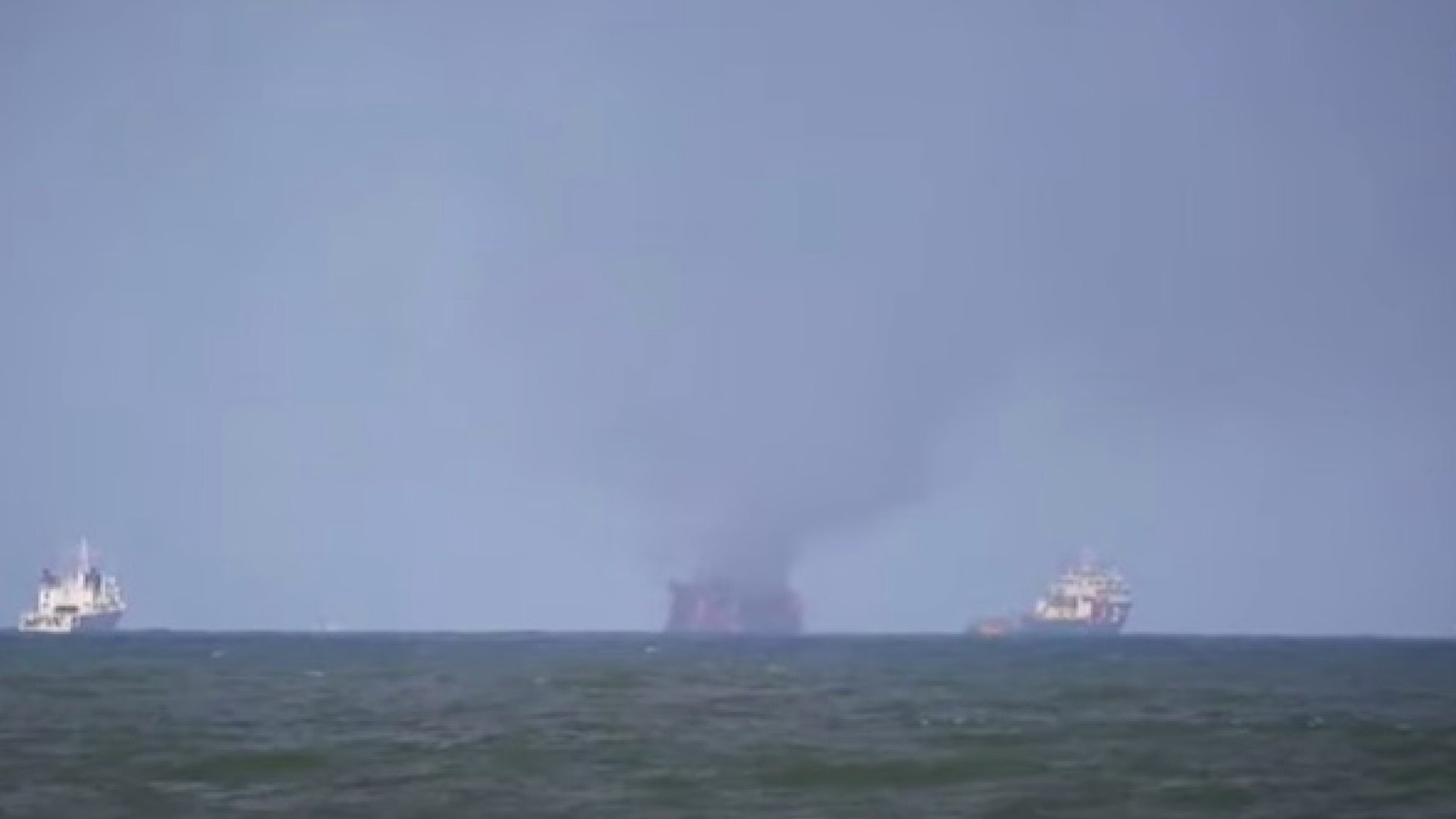 El hundimiento de un barco incendiado en Sri Lanka