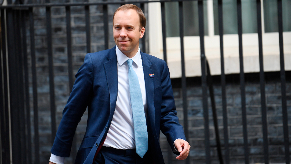 Renuncia ministro de Sanidad británico tras romper normas contra pandemia