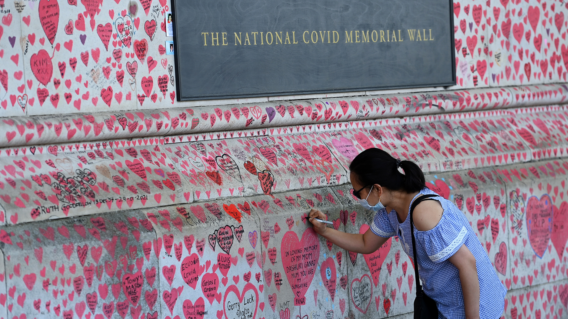 Errores de Reino Unido al inicio de la pandemia costaron más muertes de las debidas - memorial-a-victimas-de-covid-19-en-londres