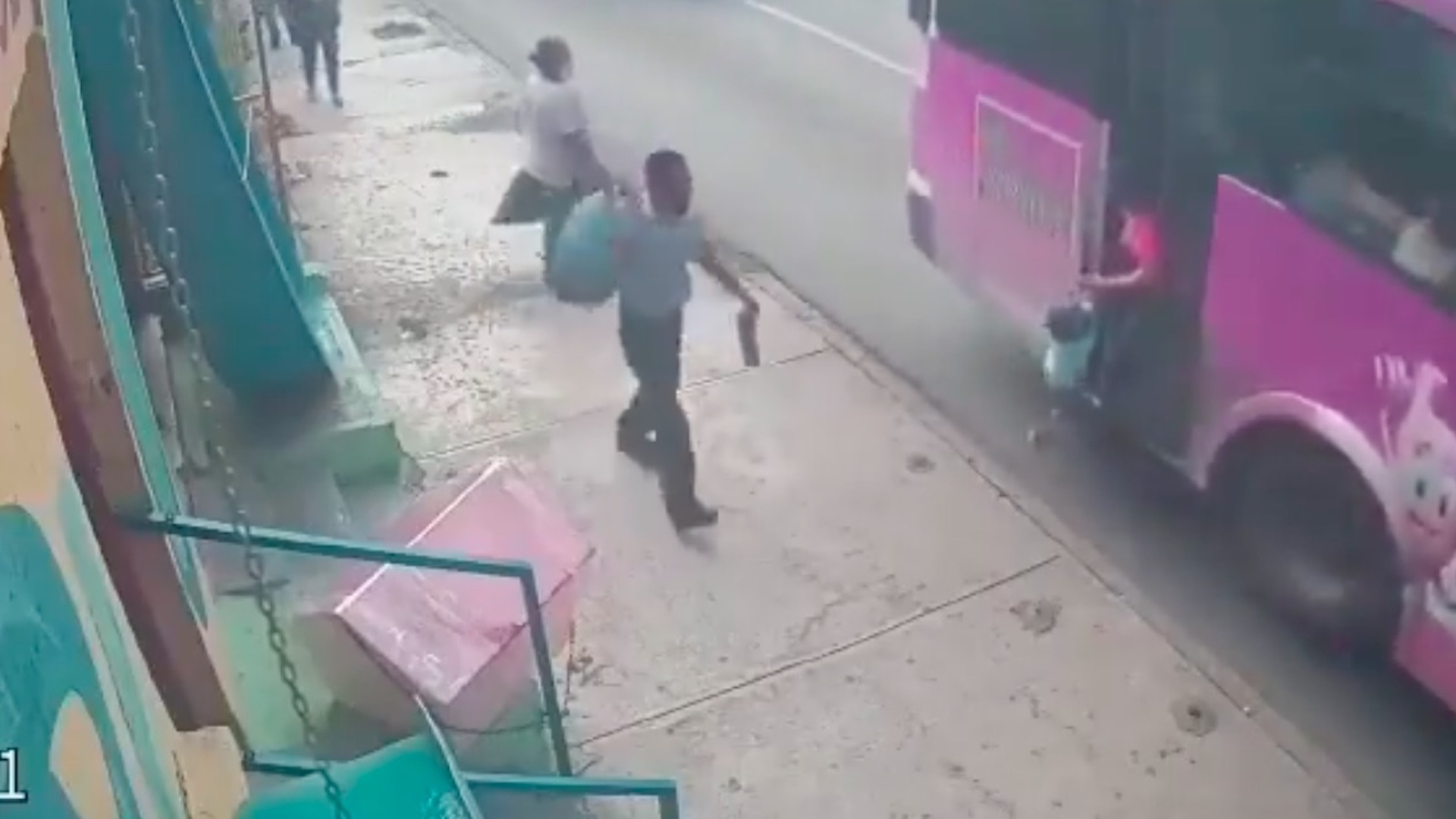 #Video Camión arrastra a menor en calles de Monterrey #Video Camión arrastra a menor en calles de Monterrey