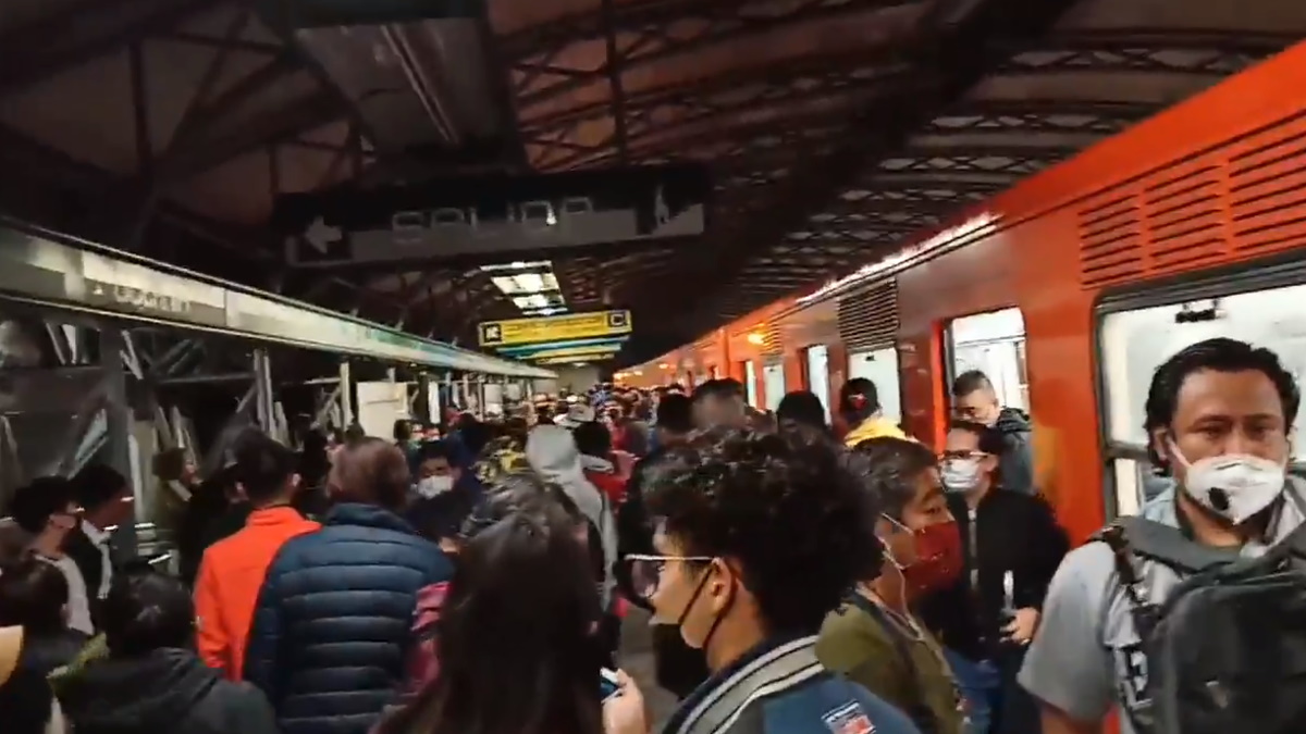 Sombrilla provoca cortocircuito en Línea B del Metro
