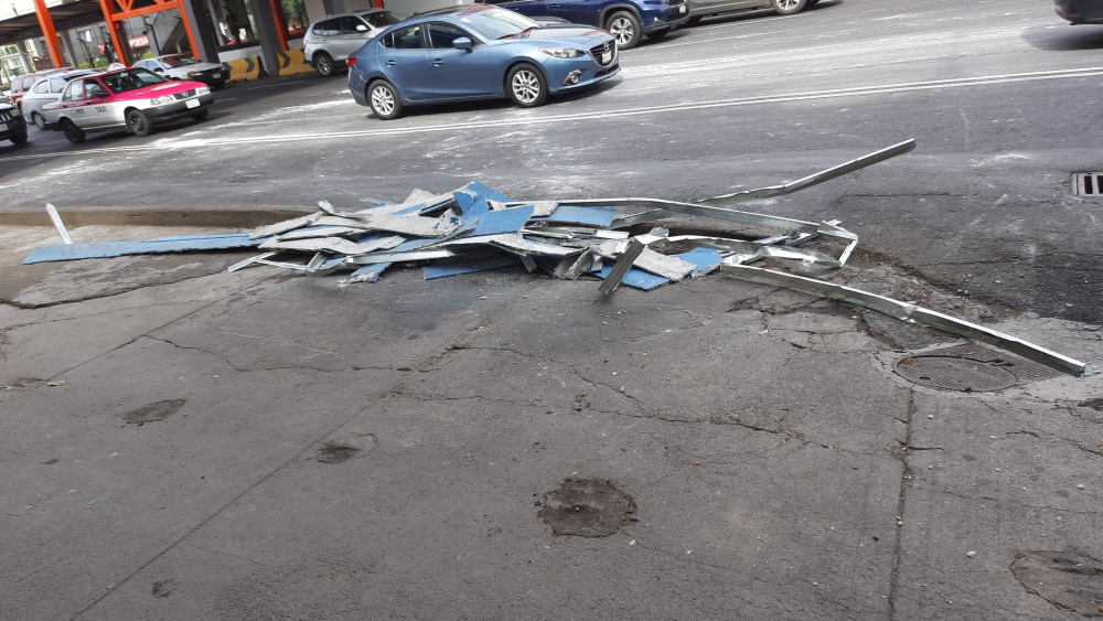 Cae parte de estructura en estación Villa de Cortés del Metro