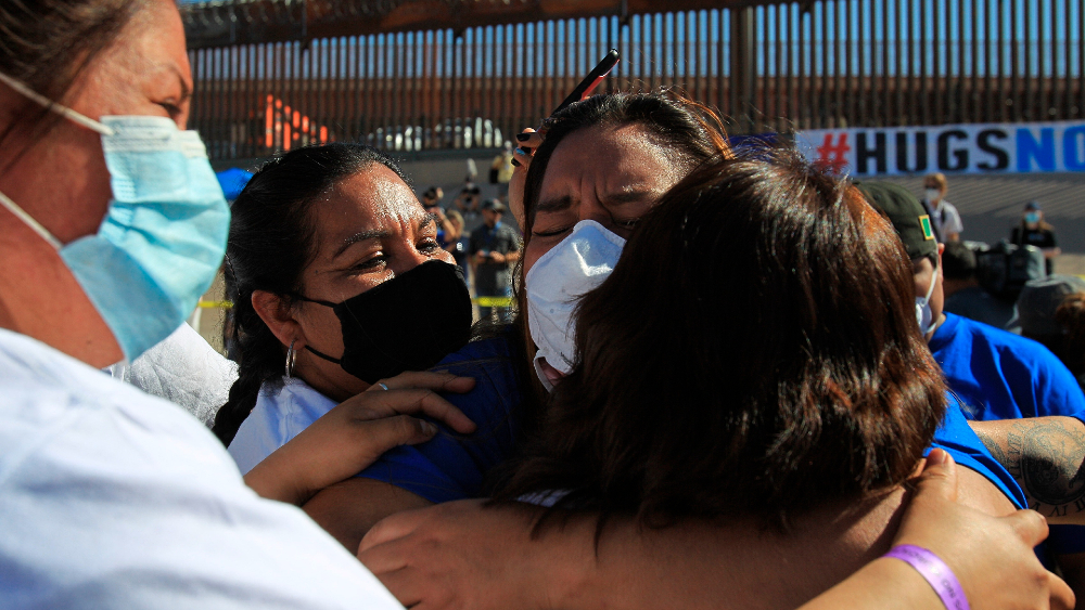 Familias migrantes se abrazan en frontera con EE.UU. tras décadas sin verse