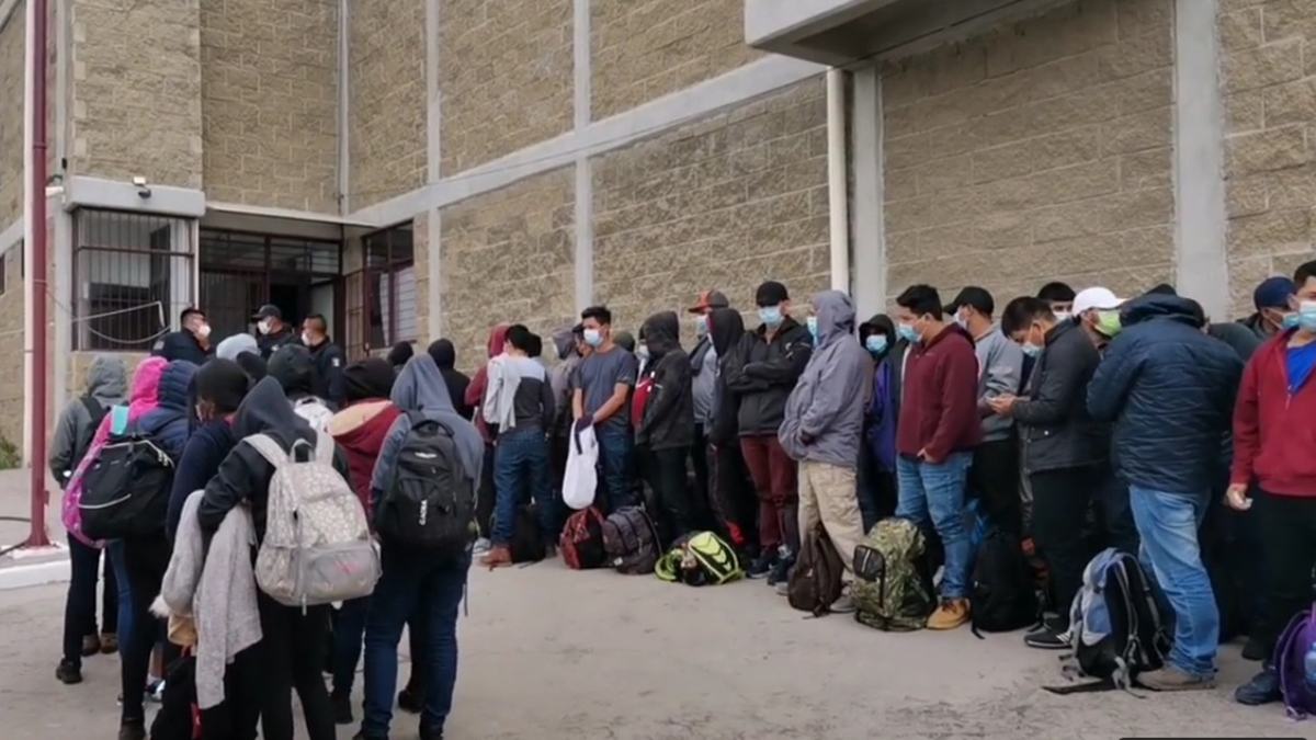 Rescatan en Ecatepec a 74 migrantes centroamericanos